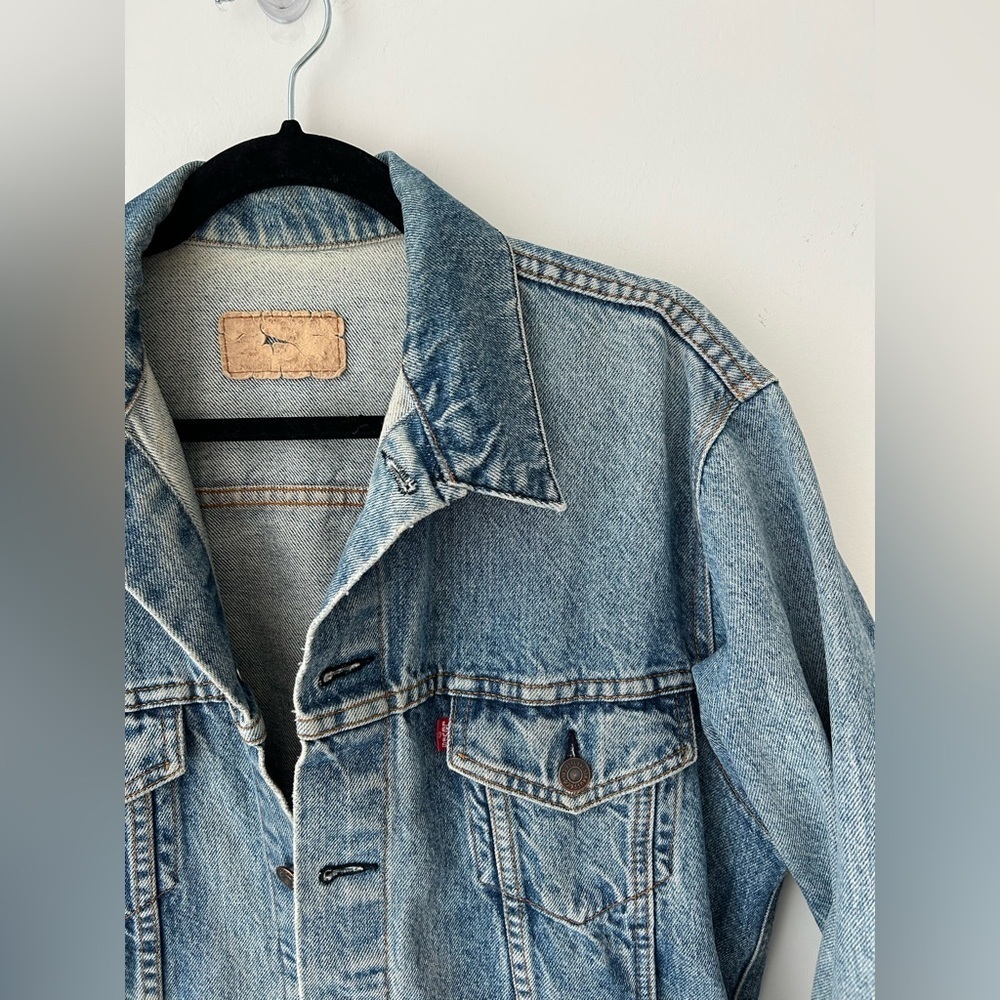Levi’s Vintage Denim Trucker Jacket Light Wash Distressed Cropped Oversized - Picture 2 of 12